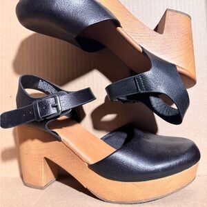 Universal Thread Black Mules with Tan Heel